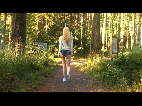 ❤️ Schöne Frau bewegt sich langsam, nicht nackt Video ☑ Porno bei uns ️❤